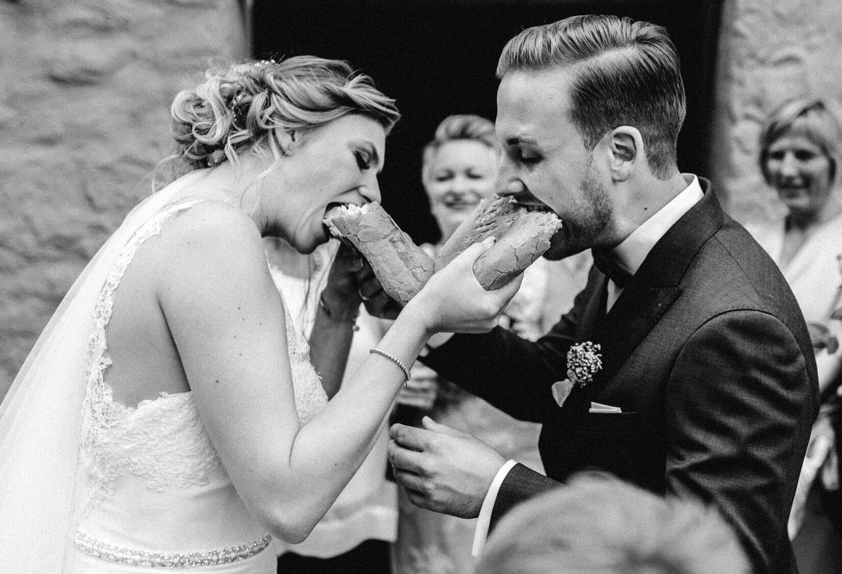 Brot und Salz zur Hochzeit – Eltern empfangen das Brautpaar