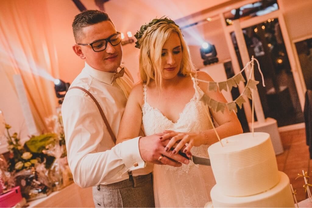 Anschneiden der Torte bei Hochzeit