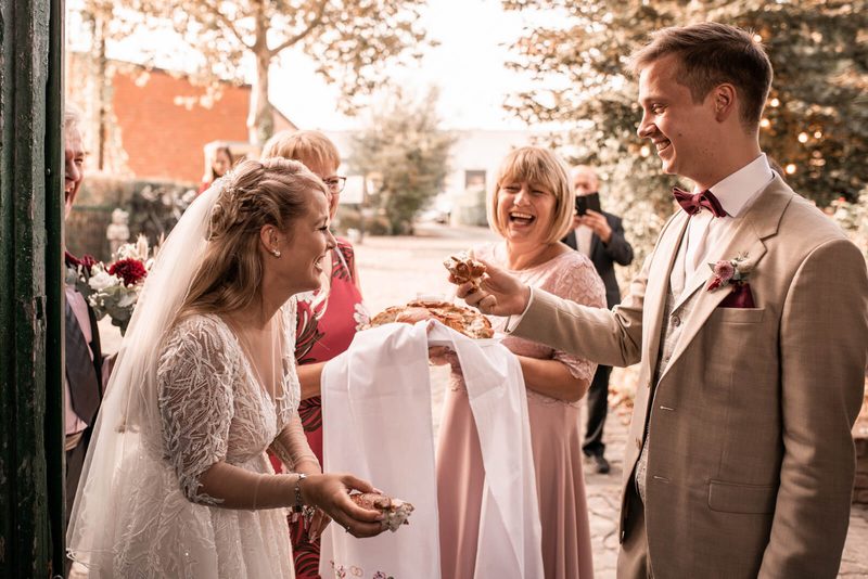 Brautpaar mit Brot und Salz bei der Hochzeit