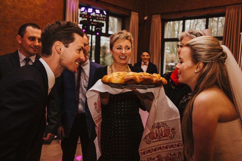 Eltern empfangen das Brautpaar mit Brot und Salz