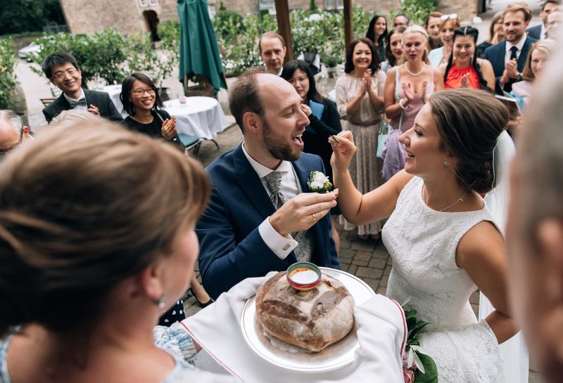 Brot und Salz im Schloss Hugenpoet bei der Hochzeit