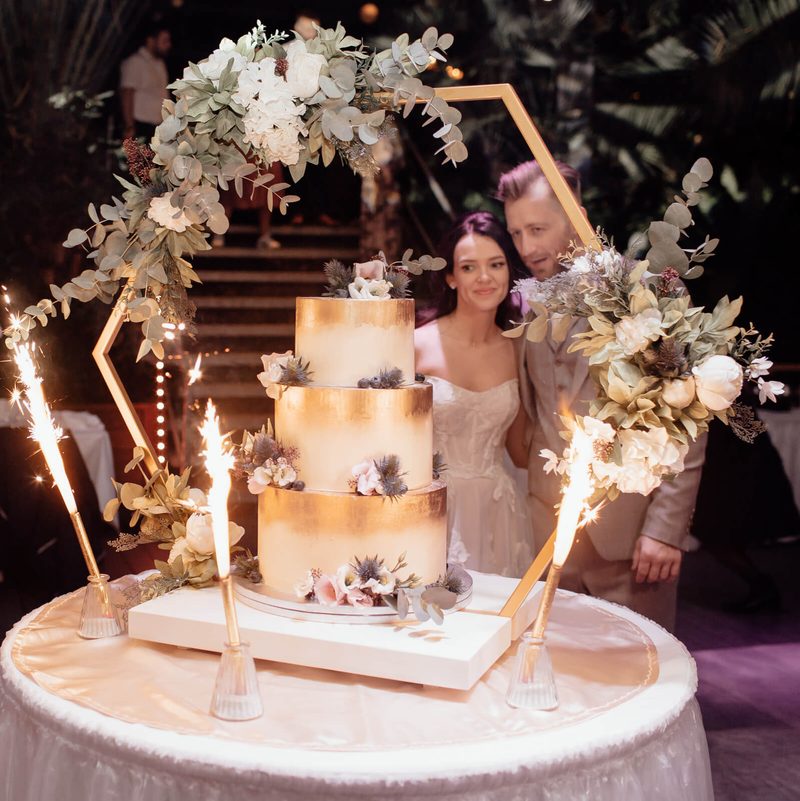 Hochzeitstorte mit Bogen auf der Hochzeitsfeier