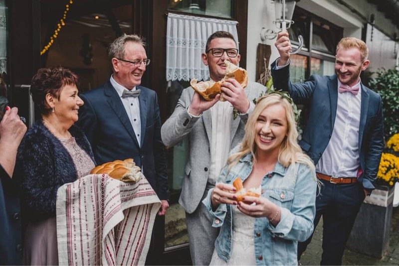 Brautpaar mit Salz und Brot zur Hochzeit