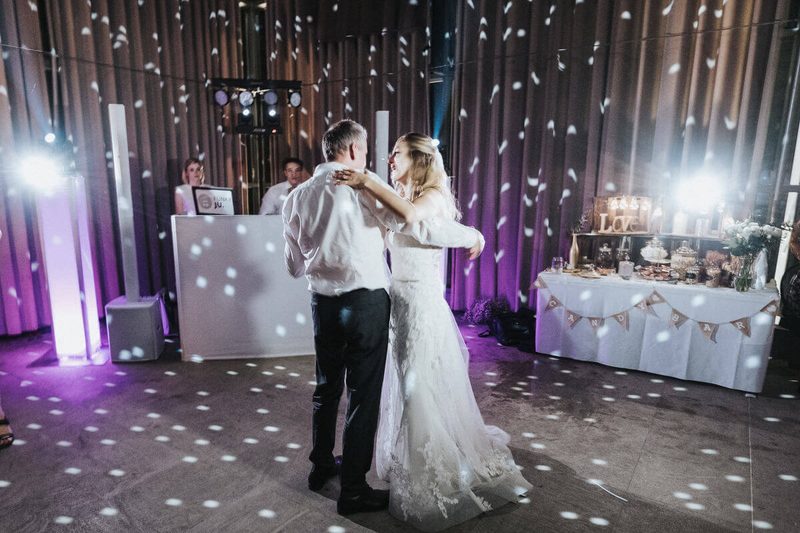 Vater-Tochter-Tanz auf der Hochzeit – vom Moderator angekündigt, vom DJ begleitet