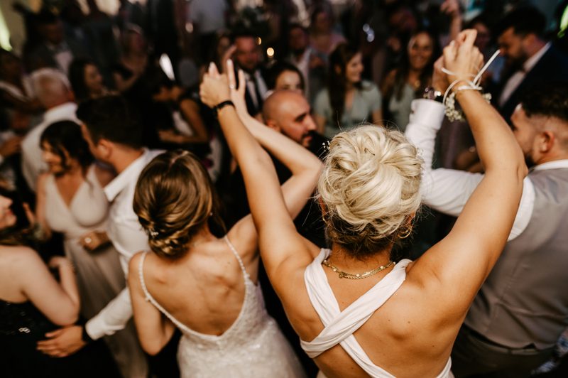 Tanzende Gäste und Braut auf der Hochzeitsfeier von oben