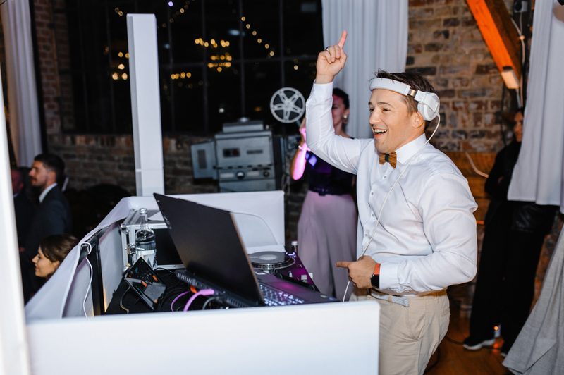 DJ Funky Ju am Pult bei einer Hochzeitsfeier