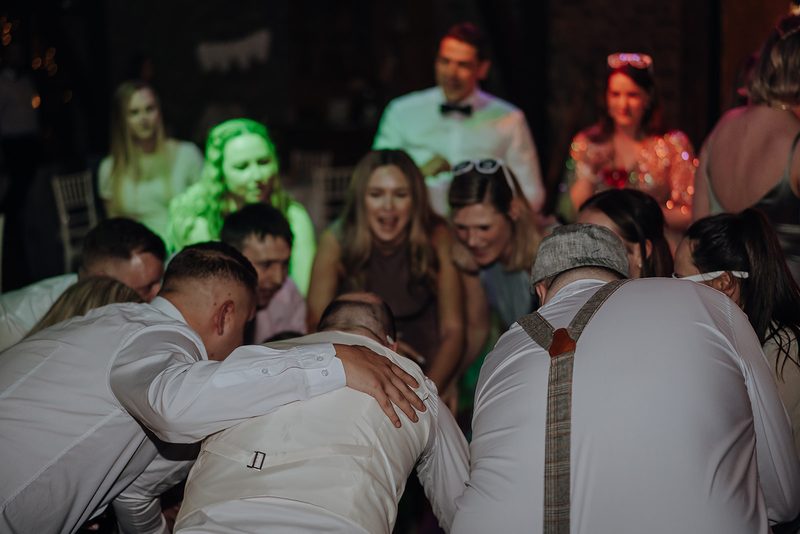 Ausgelassenes Hochzeitsspiel mit Gästen auf der russischen Hochzeitsfeier