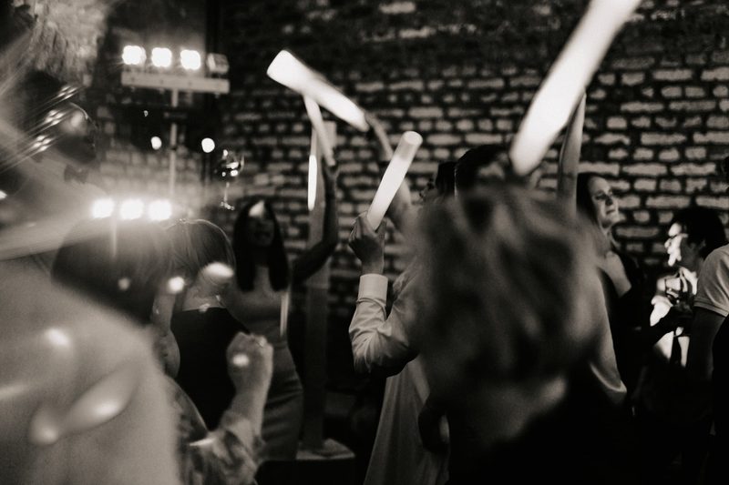 LED-Sticks und Leucht-Accessoires auf der Hochzeitsparty