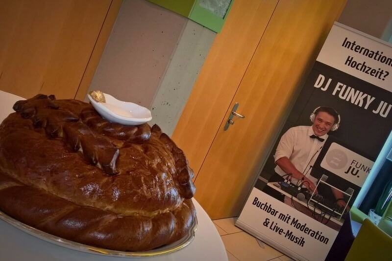 Empfang mit Brot und Salz bei der Hochzeit
