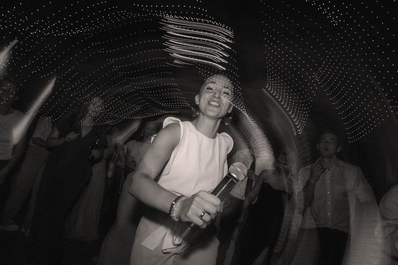 Sängerin und Moderatorin auf der Tanzfläche bei Hochzeit in Solingen