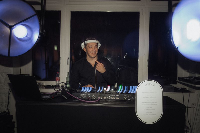 DJ Funky Ju am Mischpult mit blauer Lichtshow sorgt für Partystimmung auf einer Hochzeitsfeier