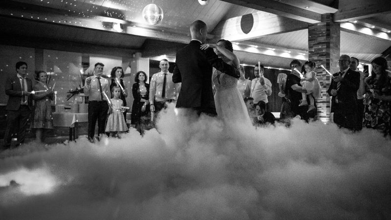 Eröffnungstanz mit Bodennebel – DJ und Moderator sorgen für den perfekten Moment