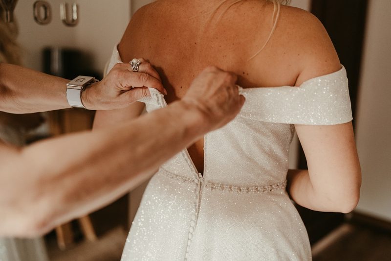 Braut beim Getting Ready – Styling und Vorbereitung