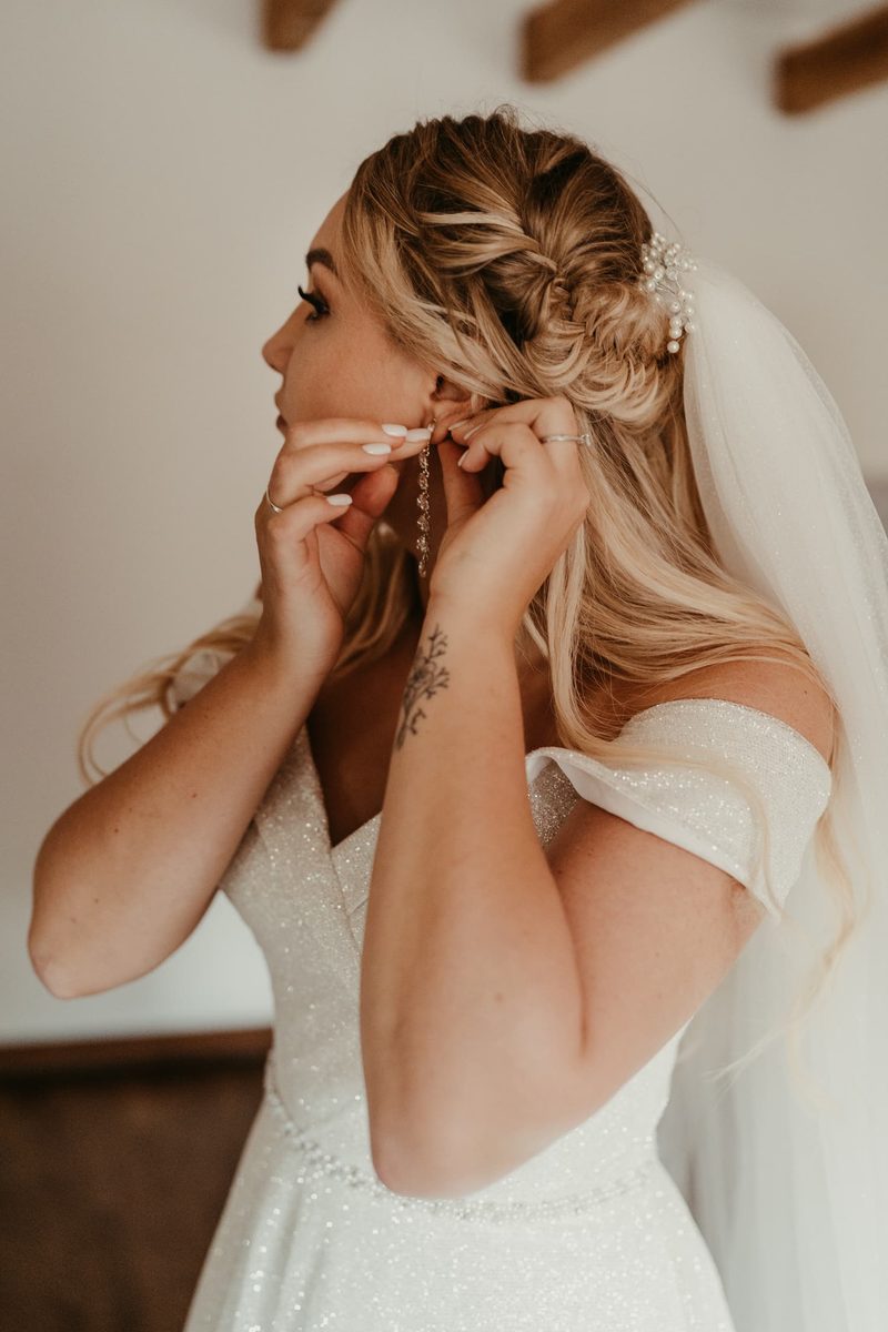 Schöne Braut beim Getting Ready