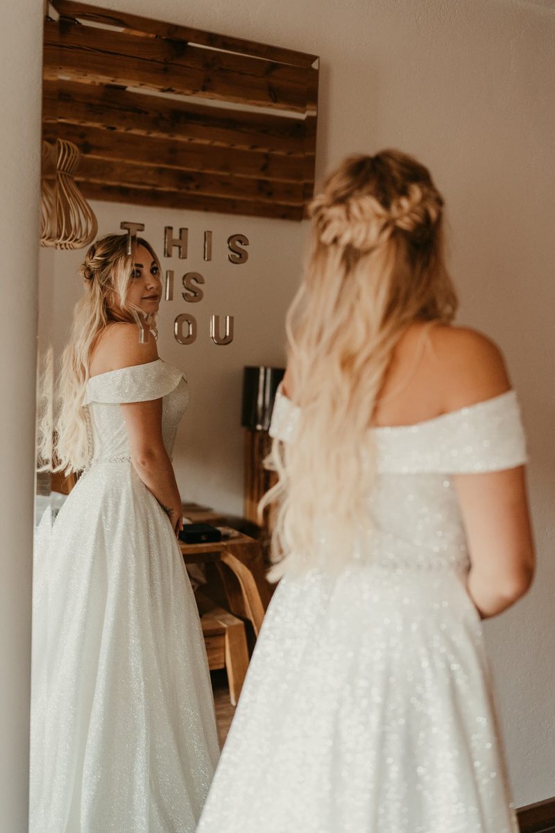 Braut in weißem Hochzeitskleid